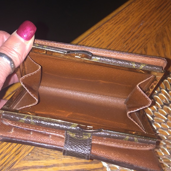 Authentic Louis Vuitton Kisslock Wallet - Picture 6 of 8